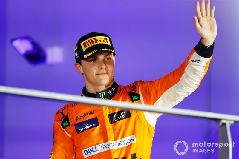 Oscar Piastri, McLaren F1 Team, 3ª posición, celebra en el podio