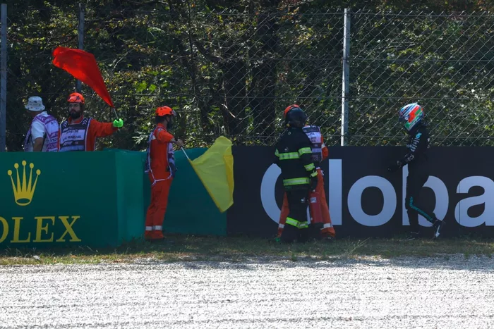 Los comisarios asisten a Andrea Kimi Antonelli, Mercedes-AMG F1 Team, tras un accidente en la FP1