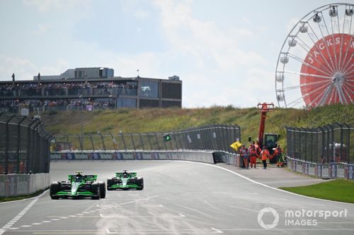 Zhou Guanyu, Stake F1 Team KICK Sauber C44, Valtteri Bottas, Stake F1 Team KICK Sauber C44, en una vuelta de reconocimiento. 