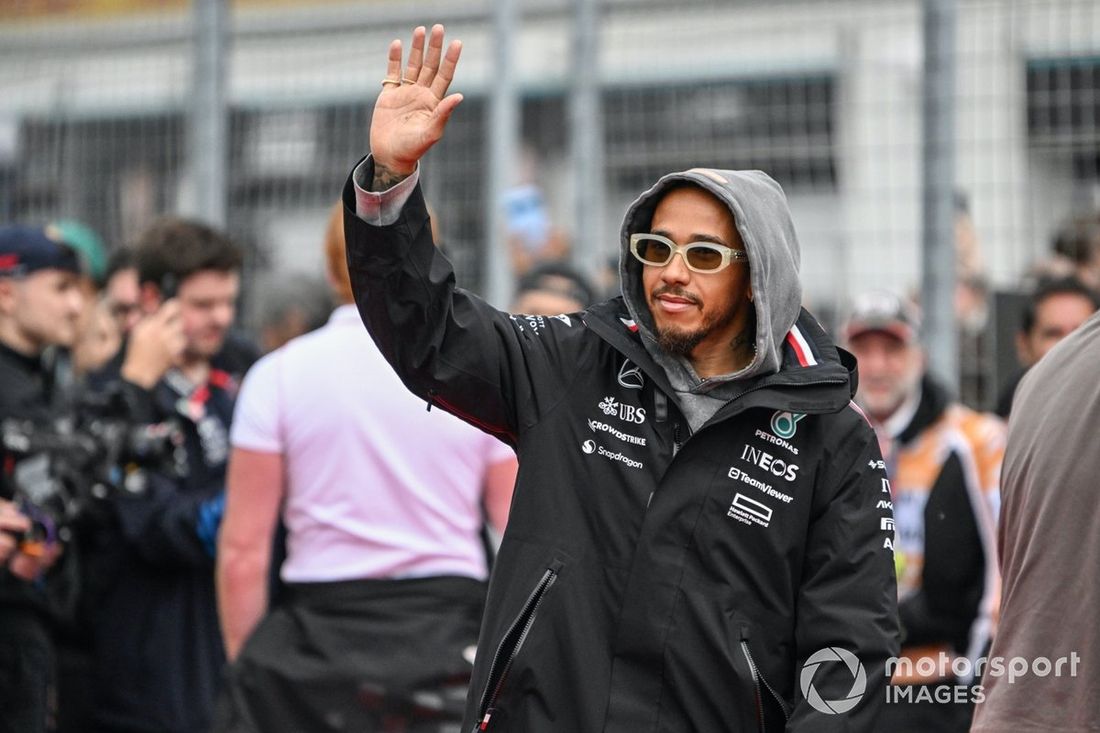 Lewis Hamilton, Mercedes-AMG F1 Team, macha do tłumów podczas parady kierowców 