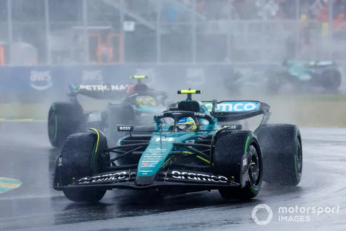 Fernando Alonso, Aston Martin AMR24, Lewis Hamilton, Mercedes F1 W15