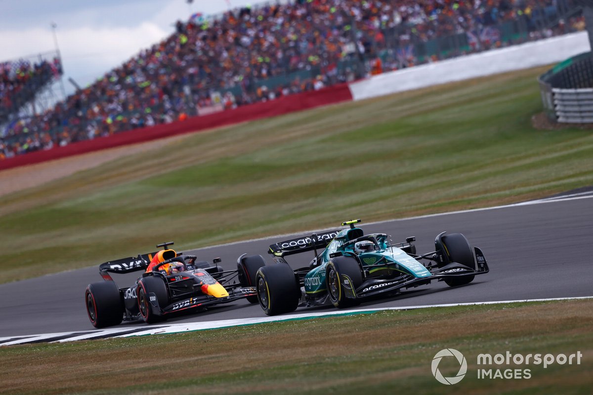 Sebastian Vettel, Aston Martin AMR22, Max Verstappen, Red Bull Racing RB18
