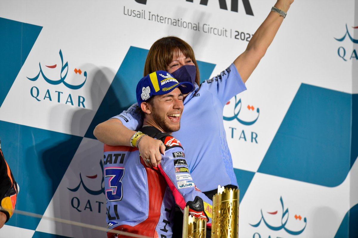 Podio: Ganador de la carrera Enea Bastianini, Gresini Racing MotoGP, Nadia Padovani, Directora del equipo Gresini Racing.