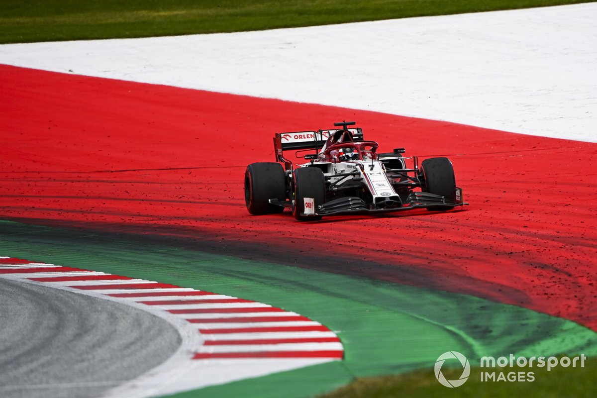 Кими Райкконен, Alfa Romeo Racing C39, в зоне безопасности