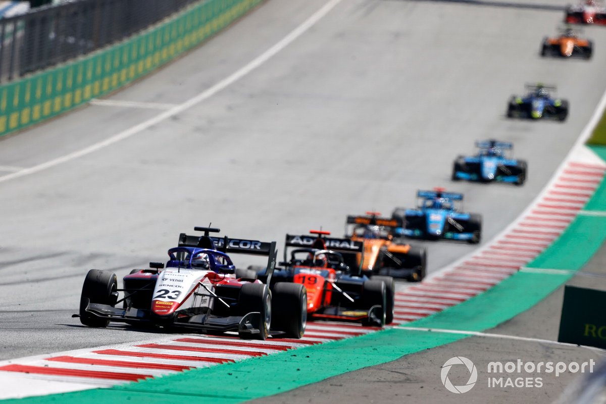 Niko Kari, Charouz Racing System, precede Lukas Dunner, MP Motorsport