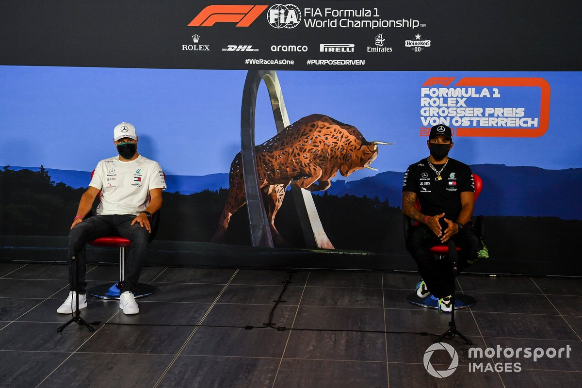 Valtteri Bottas e Lewis Hamilton na coletiva