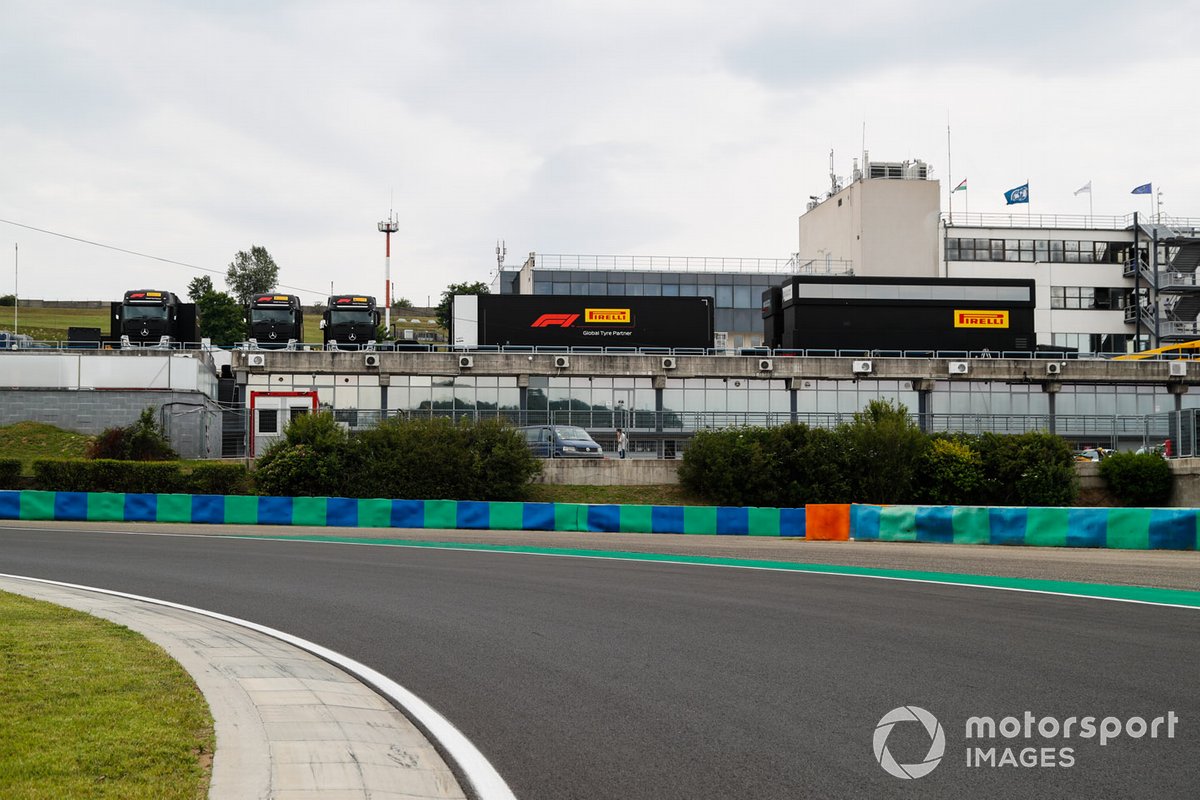 Los transportadores Pirelli en el paddock