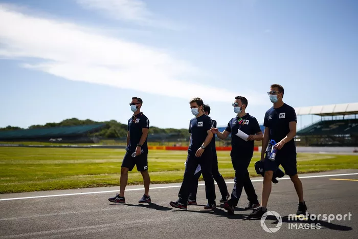 Daniil Kvyat, AlphaTauri con sus ingenieros