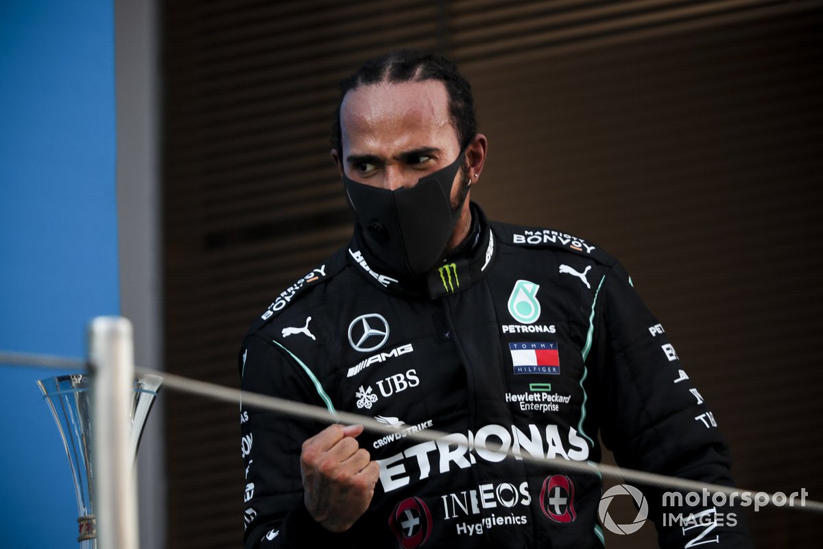Победитель гонки Льюис Хэмилтон, Mercedes-AMG Petronas F1, на подиуме