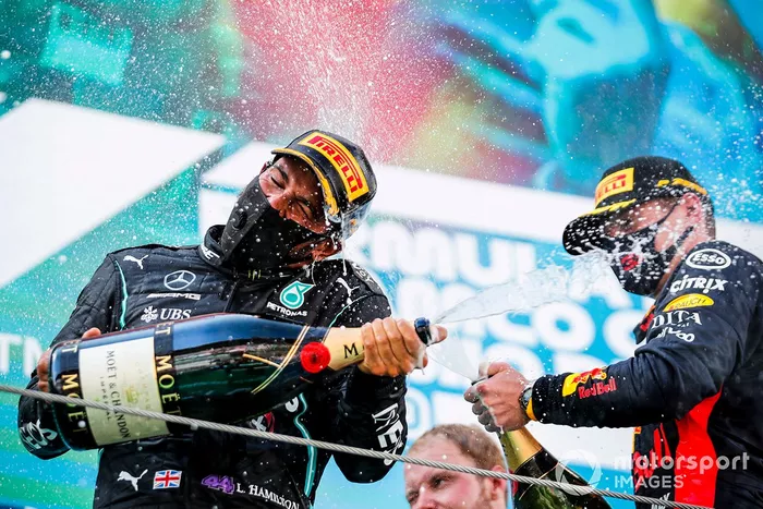 Podio: ganador de la carrera Lewis Hamilton, Mercedes-AMG Petronas F1 y el segundo lugar Max Verstappen, Red Bull Racing