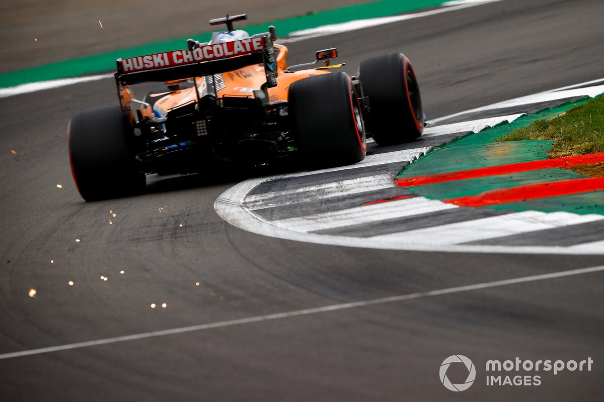 Scintille dal retotreno dell'auto di Carlos Sainz Jr., McLaren MCL35