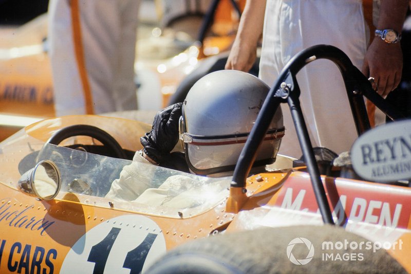 Bruce McLaren, McLaren M14A Ford in the pit lane