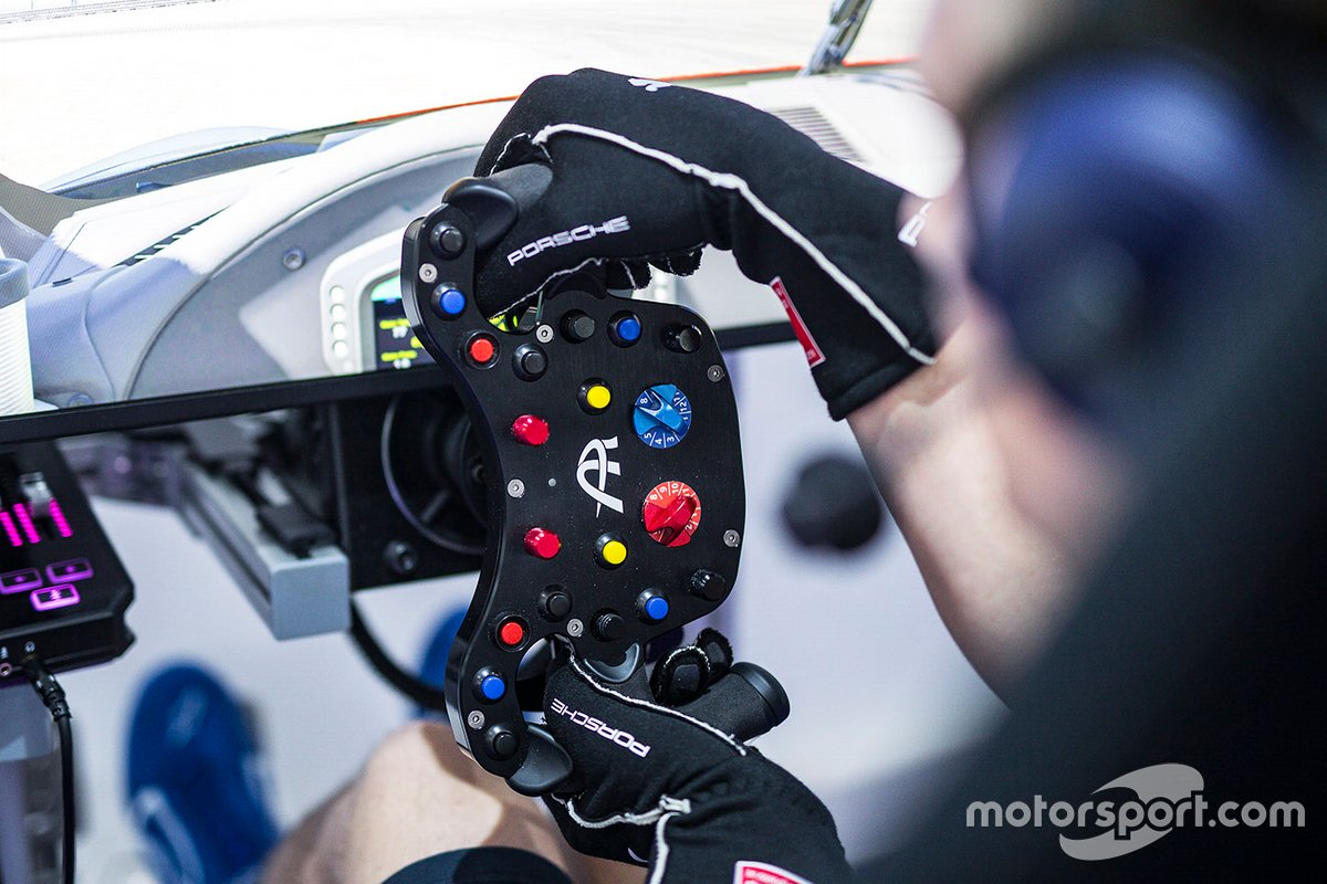 Porsche Esports Team detalle del volante