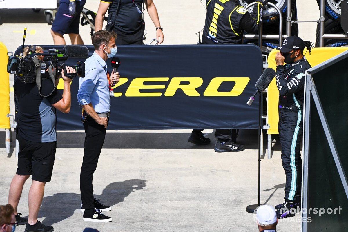 Jenson Button, Sky Sports F1,con el ganador de la pole Lewis Hamilton, Mercedes-AMG F1
