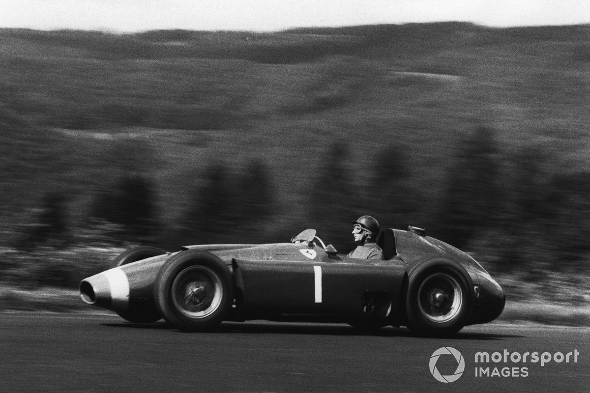 Лидером Ferrari был Хуан-Мануэль Фанхио. Блистательный аргентинец стал сильнейшим в двух предыдущих чемпионатах и в возрасте 45 лет пребывал в отличной форме
