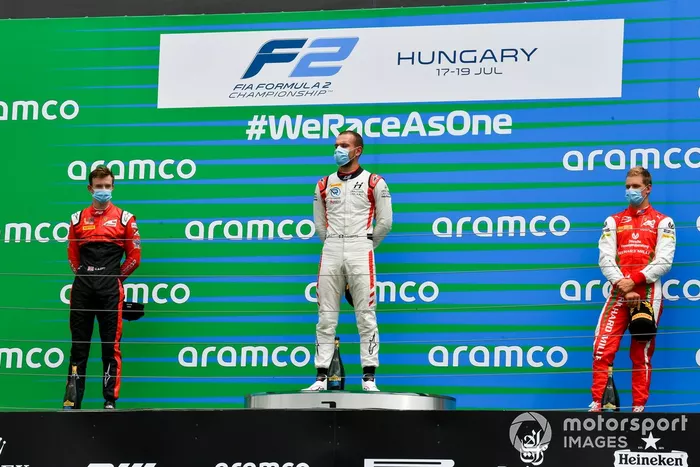 Podio: Callum Ilott, UNI-Virtuosi, Mick Schumacher, Prema Racing y Luca Ghiotto, Hitech Grand Prix