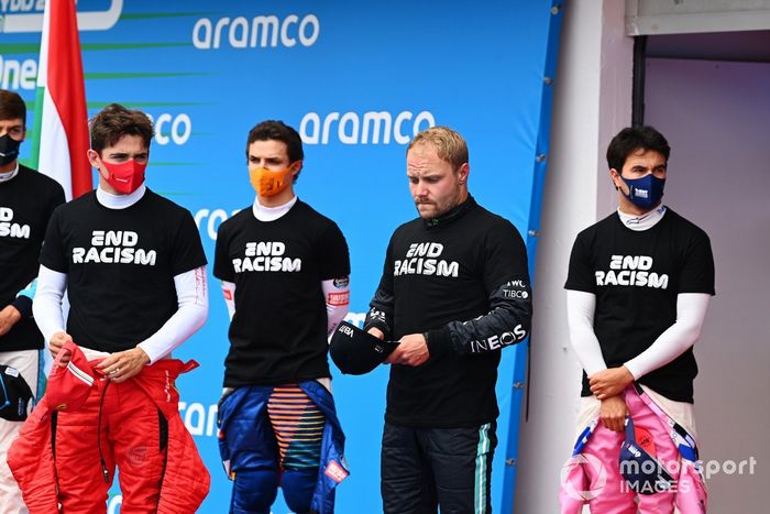 Charles Leclerc, Ferrari, Lando Norris, McLaren, Valtteri Bottas, Mercedes-AMG Petronas F1, Sergio Pérez, Racing Point, y los otros pilotos se reúnen alrededor de los trofeos antes del comienzo en apoyo de la campaña para el fin del racismo