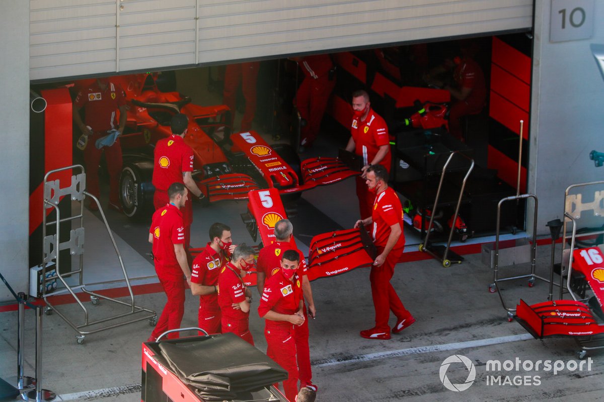 La Ferrari de Sebastian Vettel dans la voie des stands