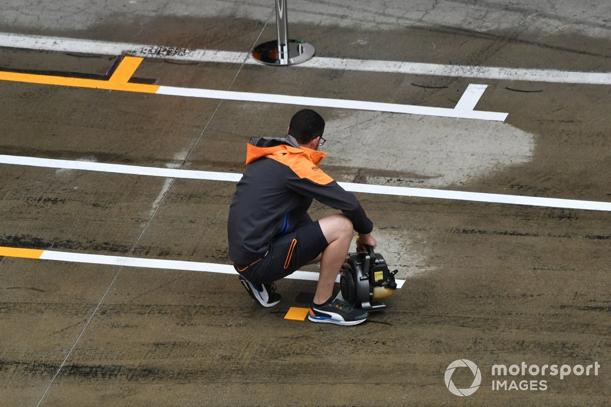 Mclaren team dry the pit lane 