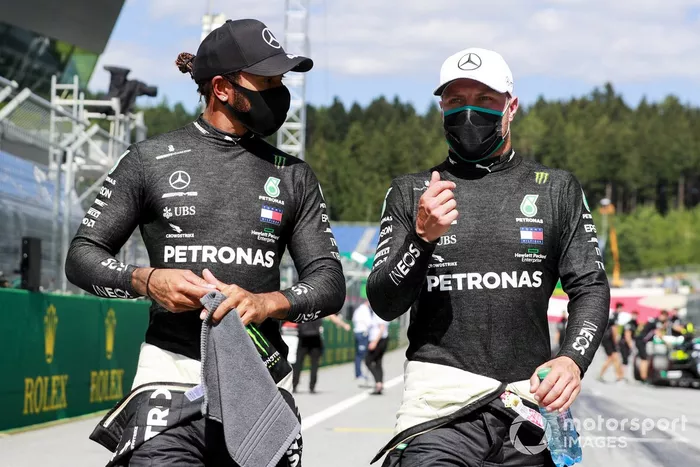Ganador de la pole Valtteri Bottas, Mercedes-AMG Petronas F1 y Lewis Hamilton, Mercedes-AMG Petronas F1 en parc ferme