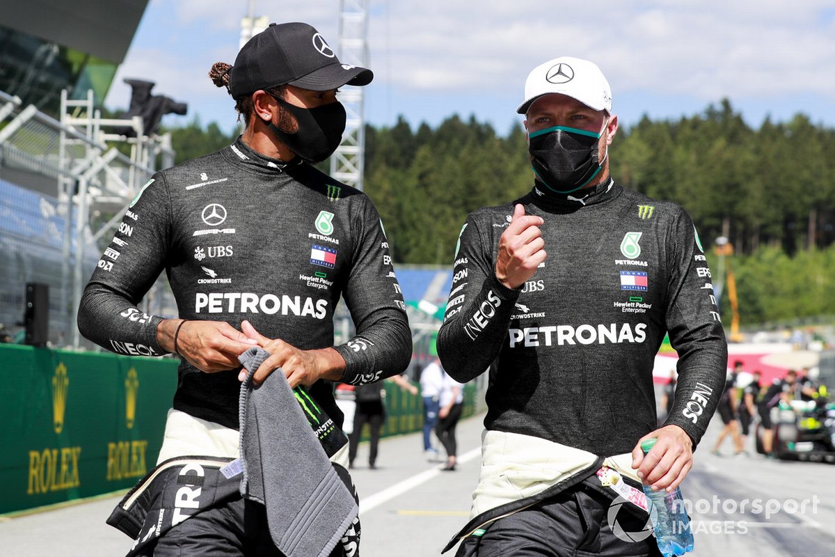 Ganador de la pole Valtteri Bottas, Mercedes-AMG Petronas F1 y Lewis Hamilton, Mercedes-AMG Petronas F1 en parc ferme