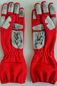 Michael Schumacher, Ferrari, Nomex-handschoenen uit 2002 met handtekeningen