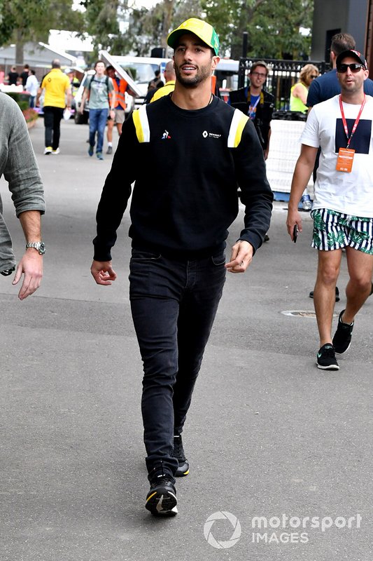 Daniel Ricciardo, Renault F1 Team nel paddock.