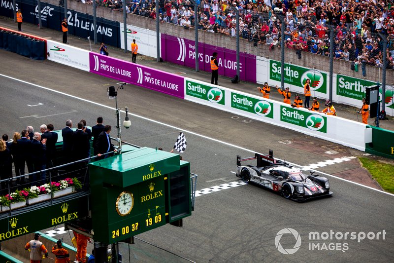 Checkered flag for #2 Porsche Team Porsche 919 Hybrid: Romain Dumas, Neel Jani, Marc Lieb  