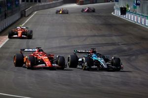 Charles Leclerc, Ferrari SF-24 lucha con George Russell, Mercedes F1 W15 