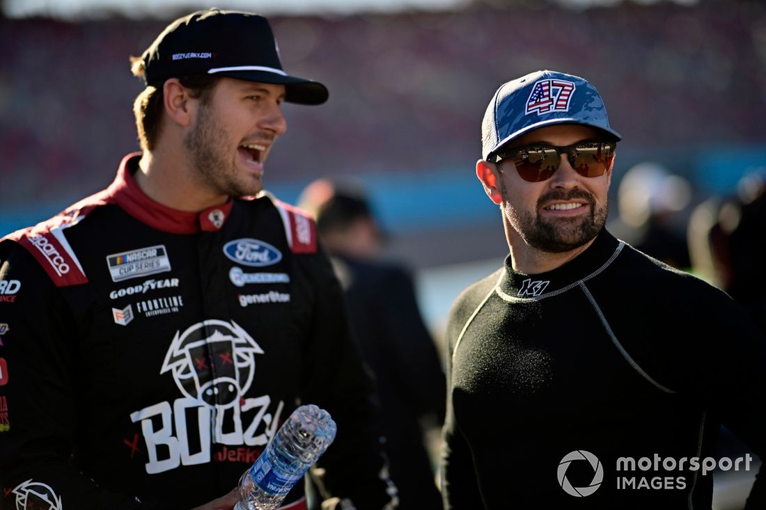 ¡Ricky Stenhouse Jr, JTG Daugherty Racing, Fry's / Silk Chevrolet Camaro y Todd Gilliland, Front Row Motorsports, Boozy Jerky! Ford Mustang