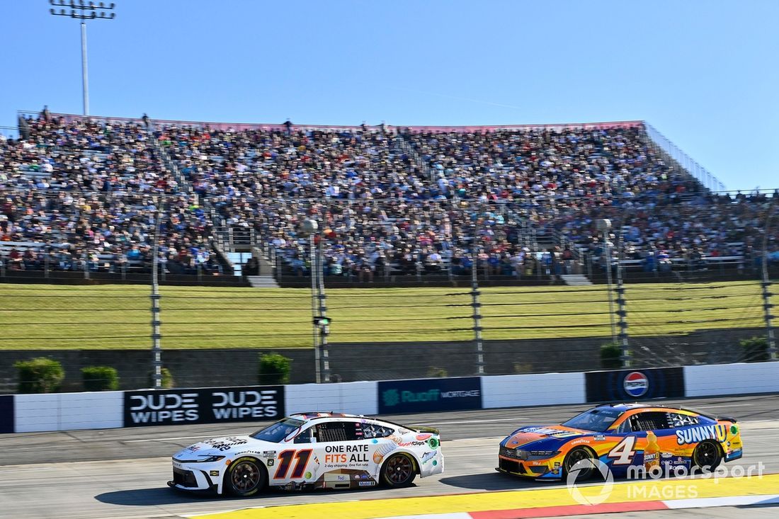 Denny Hamlin, Joe Gibbs Racing, FedEx One Rate Toyota Camry y Josh Berry, Stewart-Haas Racing, SunnyD Ford Mustang.