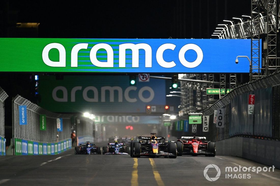 Max Verstappen, Red Bull Racing RB19, Charles Leclerc, Ferrari SF-23, George Russell, Mercedes F1 W14, Pierre Gasly, Alpine A523, el resto de la parrilla.