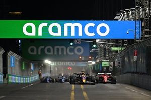 Max Verstappen, Red Bull Racing RB19, Charles Leclerc, Ferrari SF-23, George Russell, Mercedes F1 W14, Pierre Gasly, Alpine A523, el resto de la parrilla.