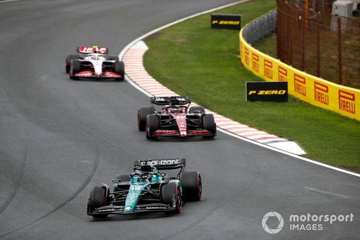 Lance Stroll, Aston Martin AMR23, lidera Valtteri Bottas, Alfa Romeo C43, y Nico Hulkenberg, Haas VF-23