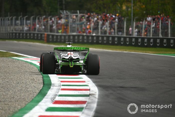 Liam Lawson, AlphaTauri AT04, con pintura aerodinámica