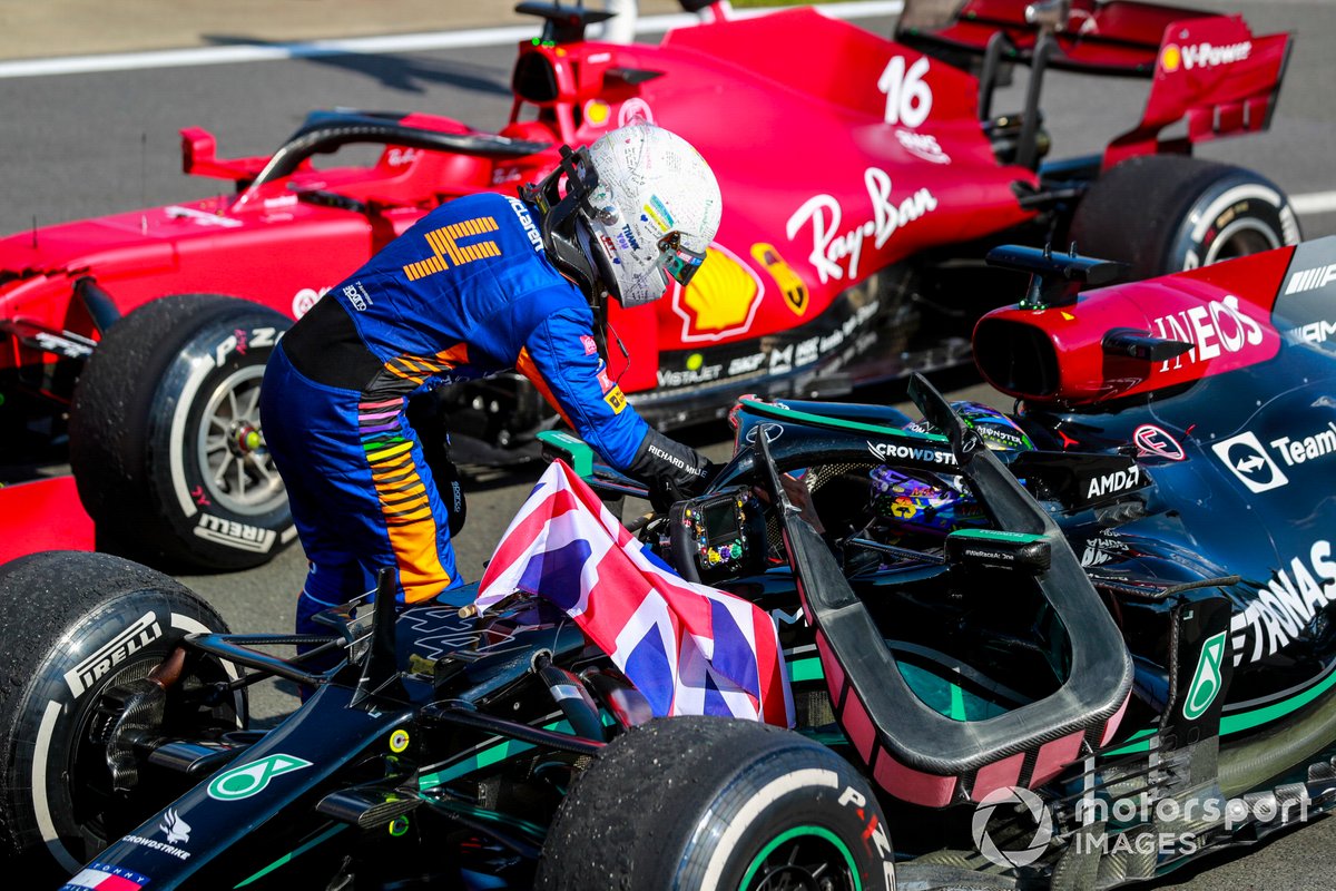 Lando Norris, McLaren, congratulates Lewis Hamilton, Mercedes, primo classificato, al Parc Ferme