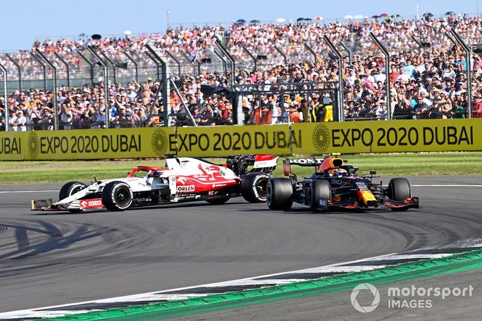 Kimi Raikkonen, Alfa Romeo Racing C41, hace un trompo después de hacer contacto con Sergio Pérez, Red Bull Racing RB16B