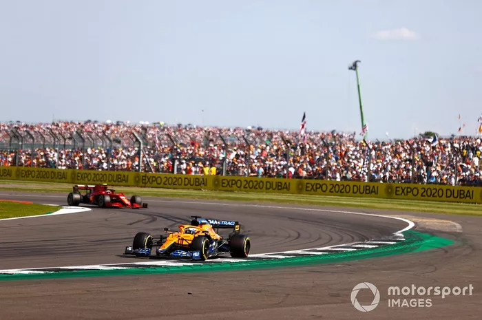 Daniel Ricciardo, McLaren MCL35M , Carlos Sainz Jr., Ferrari SF21