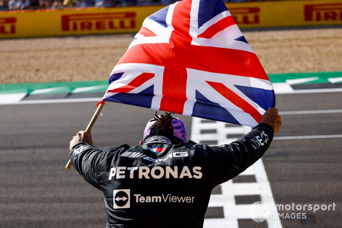 Lewis Hamilton, Mercedes, primo classificato, festeggia con la bandiera della Gran Bretagna