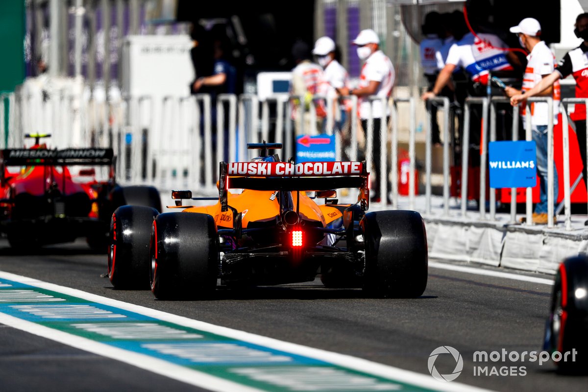 Carlos Sainz Jr., Ferrari SF21, e Daniel Ricciardo, McLaren MCL35M, in coda per uscire dai box