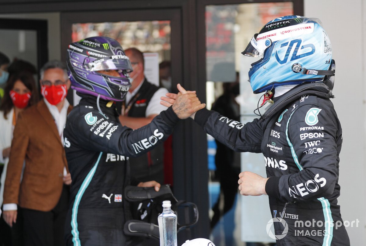 Valtteri Bottas, Mercedes, 3a posizione, si congratula con Lewis Hamilton, Mercedes, 1a posizione, nel Parc Ferme