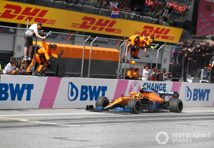 Tercer lugar Lando Norris, McLaren MCL35M cruza la meta frente a su equipo