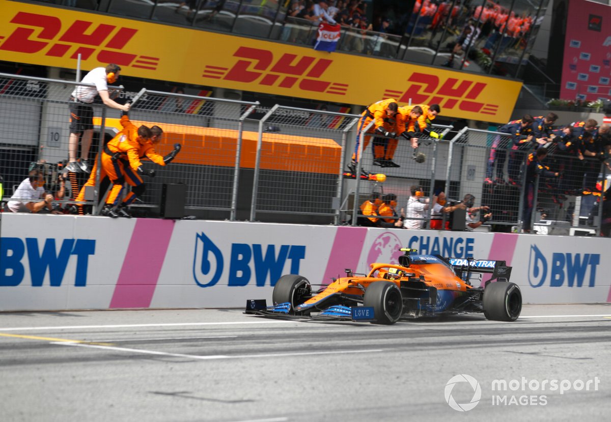 Tercer lugar Lando Norris, McLaren MCL35M cruza la meta frente a su equipo