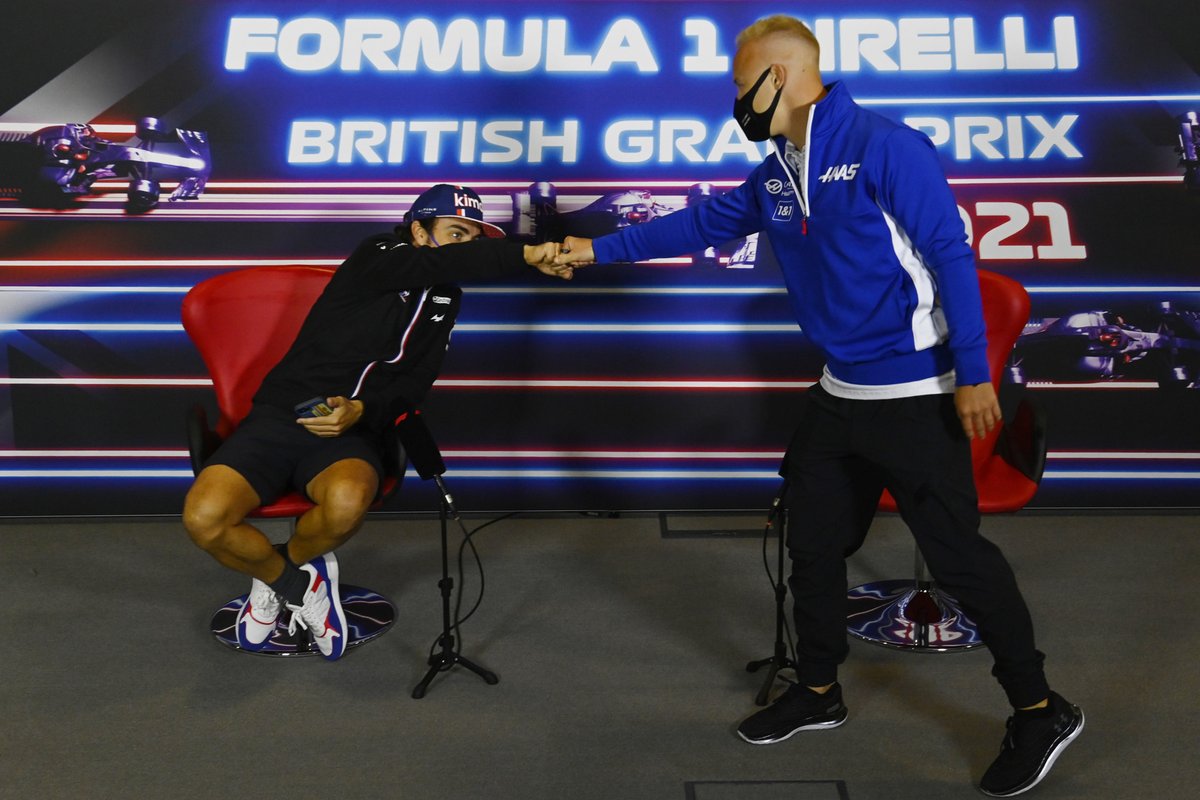 Fernando Alonso, Alpine F1, greets Nikita Mazepin, Haas F1, in the press conference