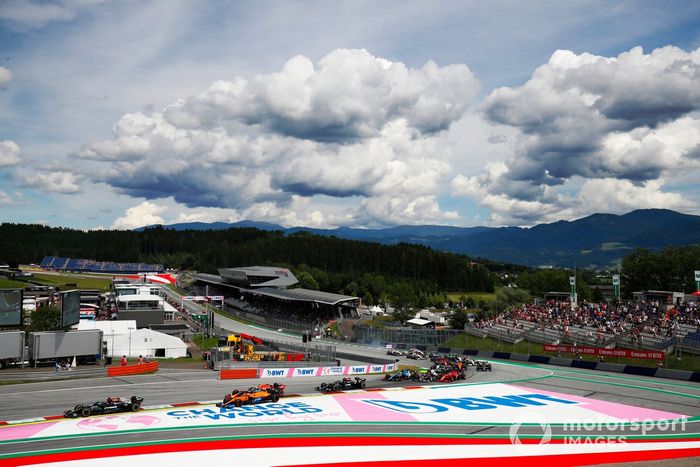 Lewis Hamilton, Mercedes W12, Lando Norris, McLaren MCL35M, Sergio Pérez, Red Bull Racing RB16B, Valtteri Bottas, Mercedes W12, y el resto del pelotón al inicio