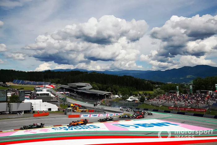 Lewis Hamilton, Mercedes W12, Lando Norris, McLaren MCL35M, Sergio Pérez, Red Bull Racing RB16B, Valtteri Bottas, Mercedes W12, y el resto del pelotón al inicio