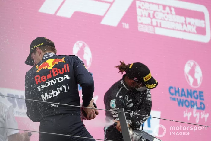 Podio: ganador de la carrera Max Verstappen, segundo lugar Lewis Hamilton, Mercedes