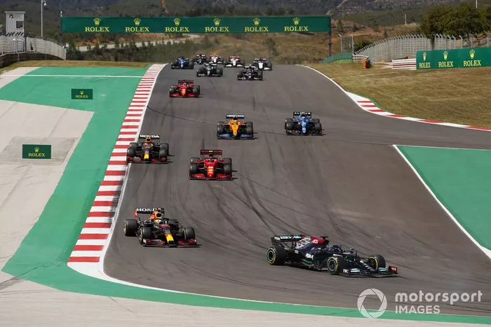 Lewis Hamilton, Mercedes W12, Max Verstappen, Red Bull Racing RB16B, Charles Leclerc, Ferrari SF21, Sergio Perez, Red Bull Racing RB16B, Lando Norris, McLaren MCL35M, Esteban Ocon, Alpine A521, al inicio