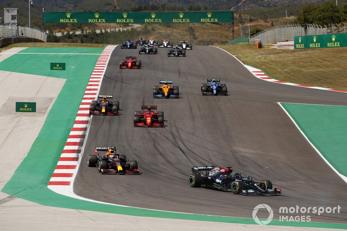 Lewis Hamilton, Mercedes W12, Max Verstappen, Red Bull Racing RB16B, Charles Leclerc, Ferrari SF21, Sergio Perez, Red Bull Racing RB16B, Lando Norris, McLaren MCL35M, Esteban Ocon, Alpine A521, al inicio