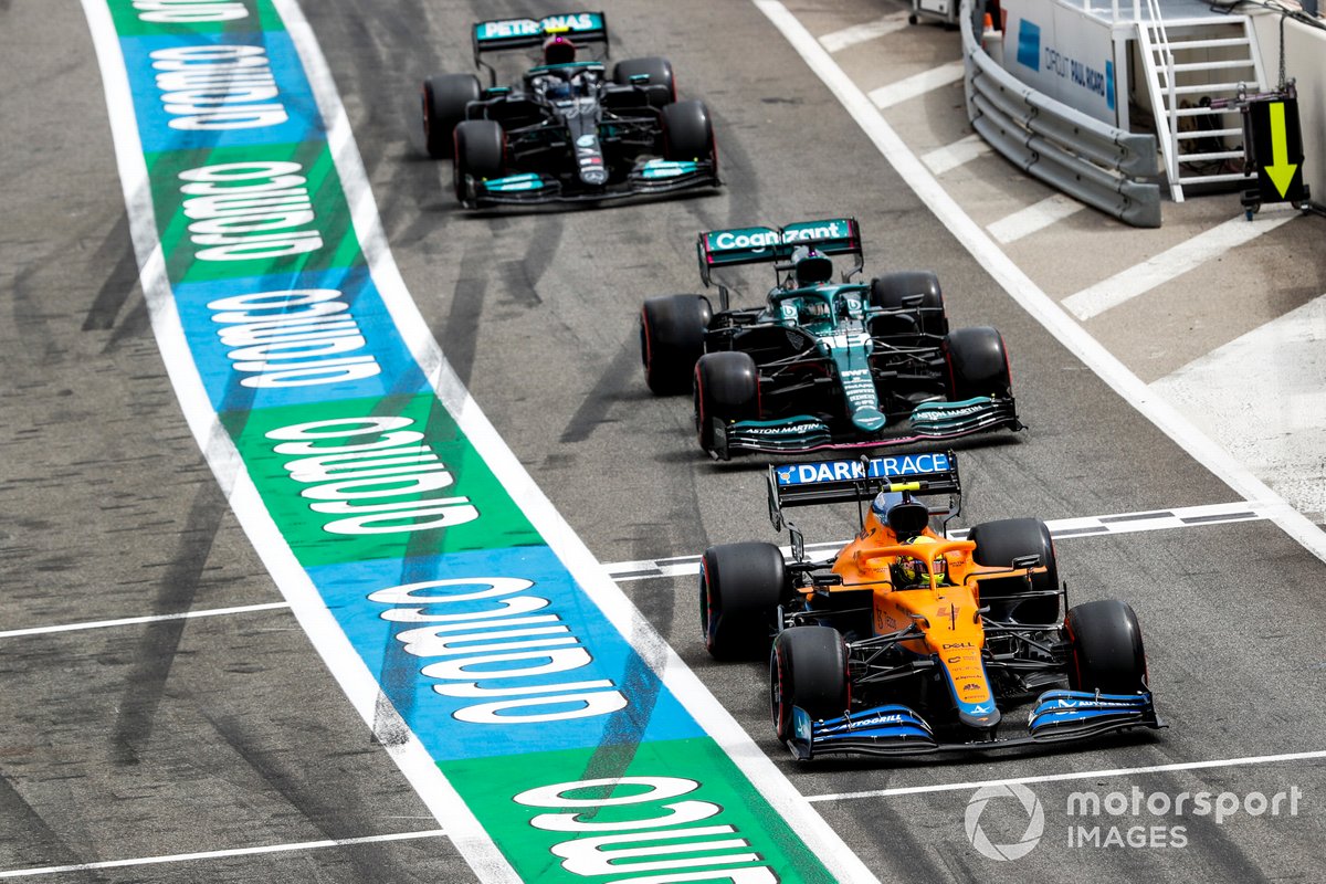 Lando Norris, McLaren MCL35M, Lance Stroll, Aston Martin AMR21, e Valtteri Bottas, Mercedes W12, in pitlane